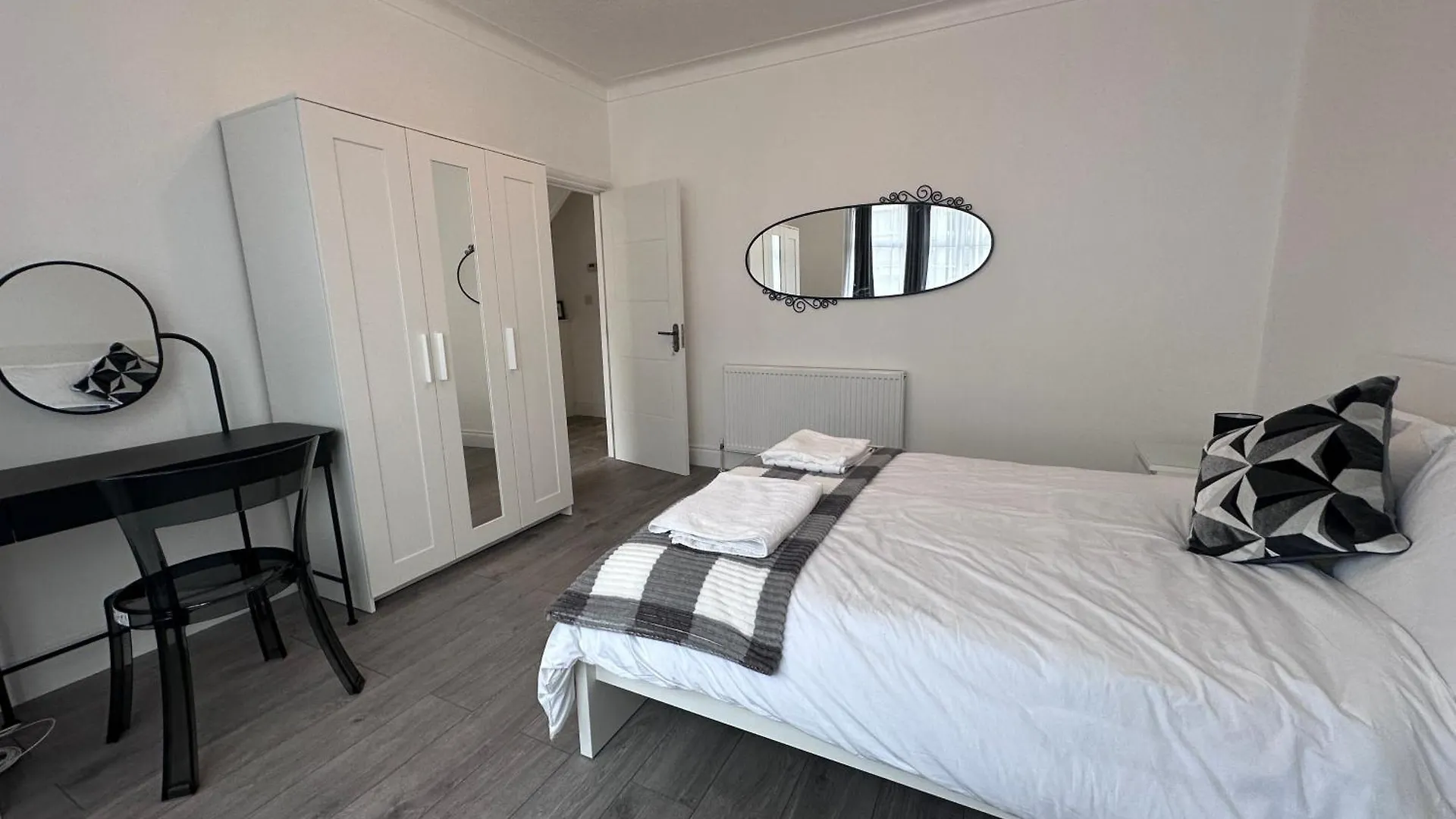 Beautiful House Sleeps 10 Guests, London, Near Eastbrook Film Studios, Great Value For Families And Groups Dagenham 0*,  United Kingdom