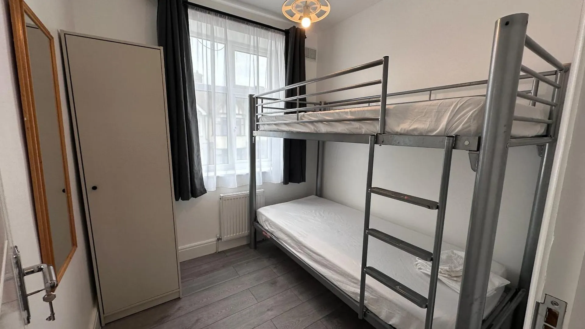 Beautiful House Sleeps 10 Guests, London, Near Eastbrook Film Studios, Great Value For Families And Groups Dagenham