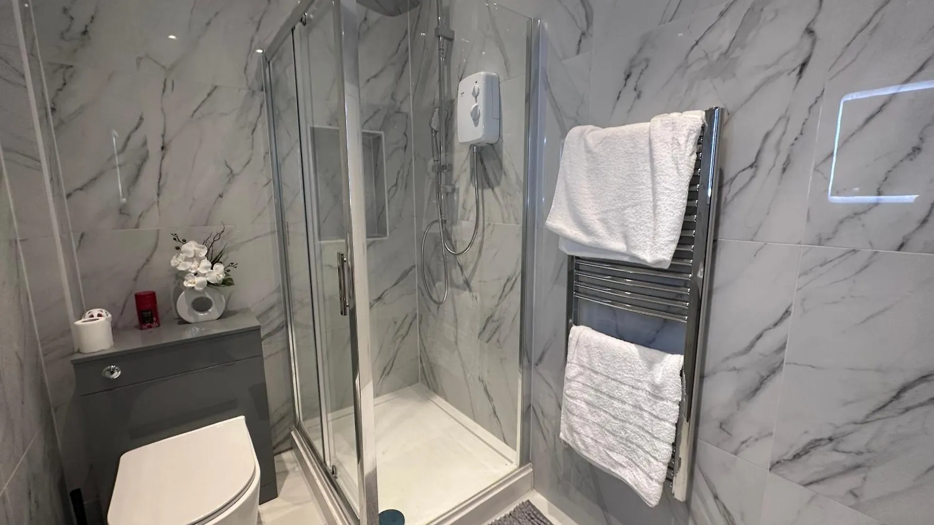 Beautiful House Sleeps 10 Guests, London, Near Eastbrook Film Studios, Great Value For Families And Groups Dagenham 0*,  United Kingdom
