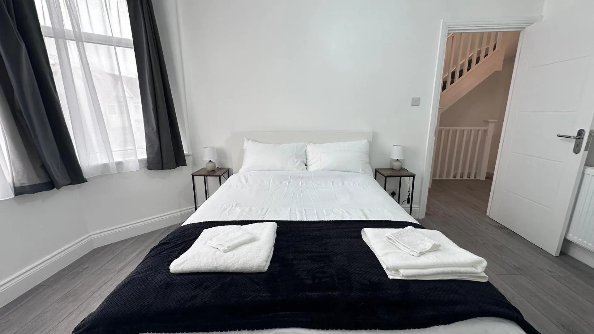 Beautiful House Sleeps 10 Guests, London, Near Eastbrook Film Studios, Great Value For Families And Groups Dagenham Holiday home