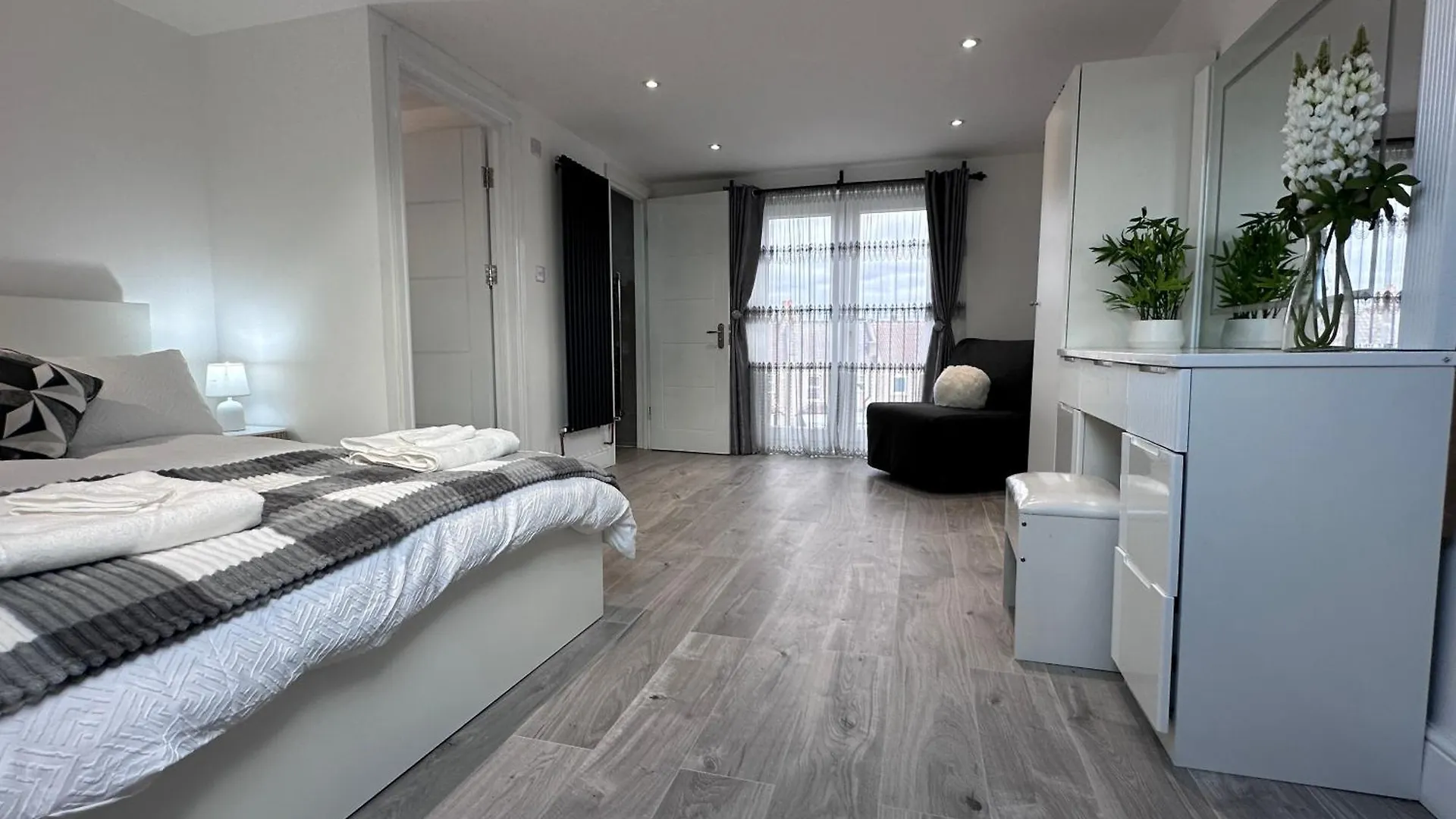 Holiday home Beautiful House Sleeps 10 Guests, London, Near Eastbrook Film Studios, Great Value For Families And Groups Dagenham
