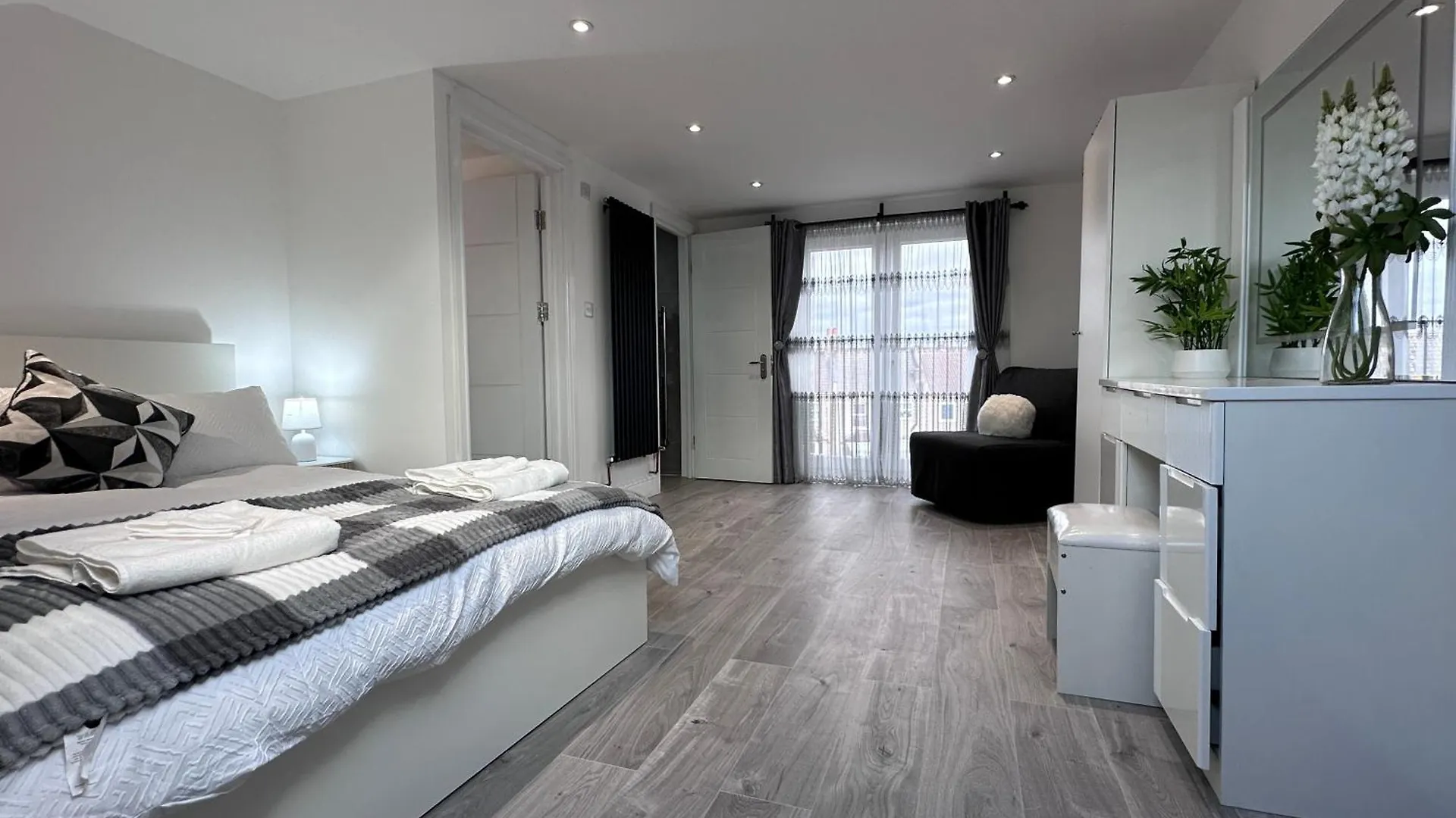 Beautiful House Sleeps 10 Guests, London, Near Eastbrook Film Studios, Great Value For Families And Groups Dagenham