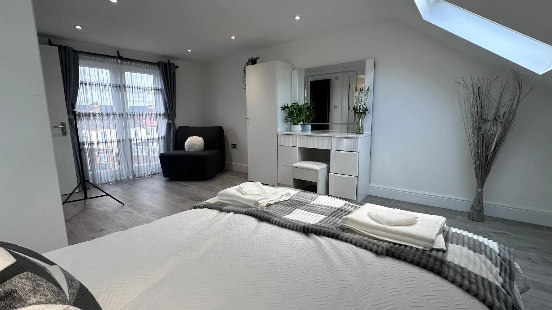 Holiday home Beautiful House Sleeps 10 Guests, London, Near Eastbrook Film Studios, Great Value For Families And Groups Dagenham
