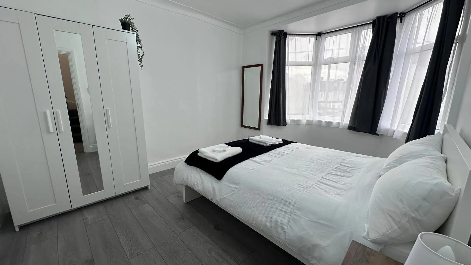 Beautiful House Sleeps 10 Guests, London, Near Eastbrook Film Studios, Great Value For Families And Groups Dagenham Holiday home