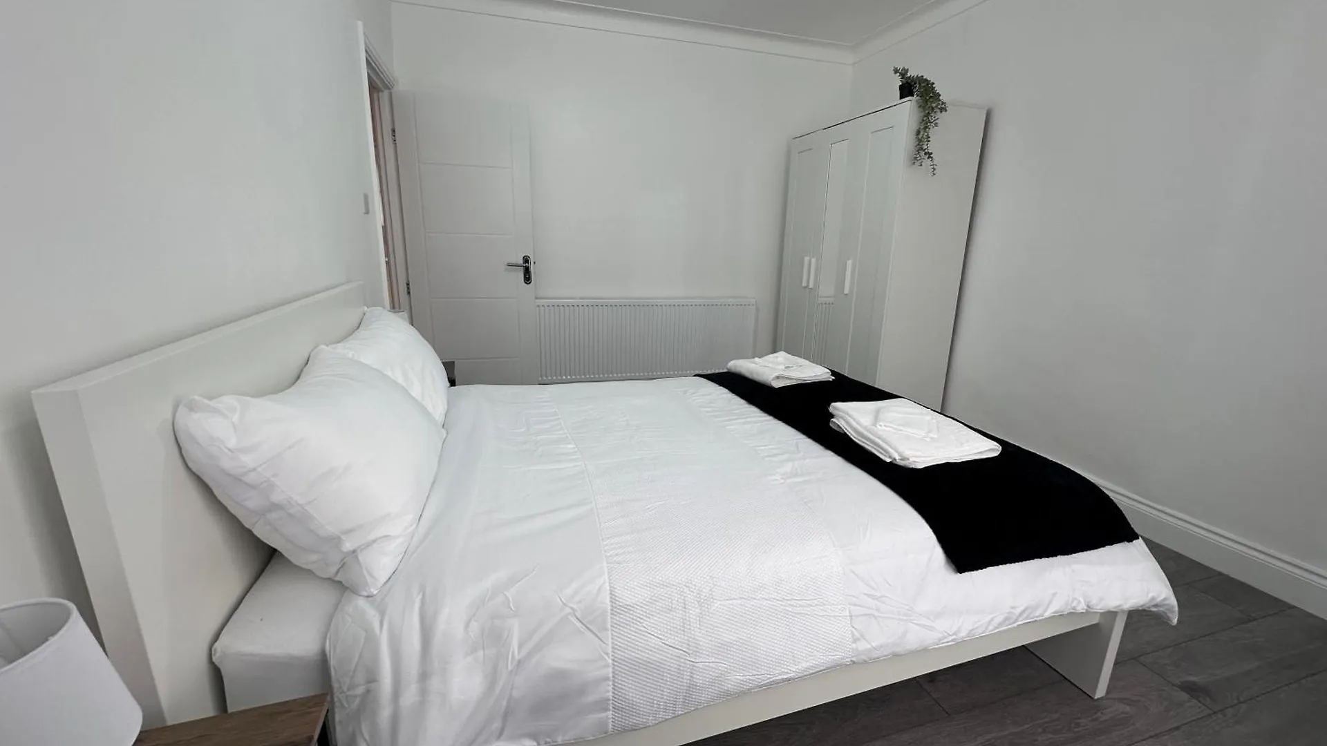Beautiful House Sleeps 10 Guests, London, Near Eastbrook Film Studios, Great Value For Families And Groups Dagenham 0*,  United Kingdom