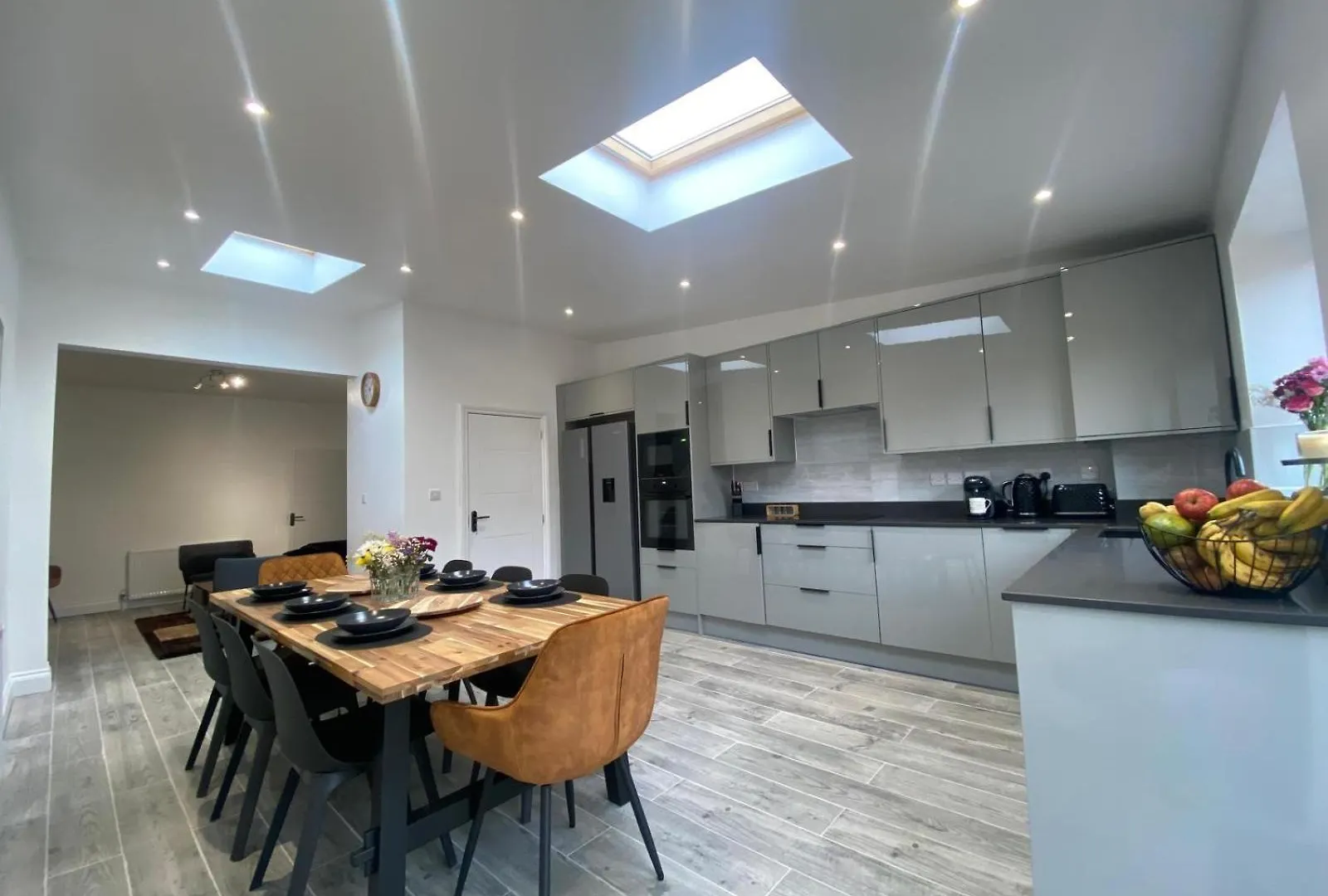 Beautiful House Sleeps 10 Guests, London, Near Eastbrook Film Studios, Great Value For Families And Groups contacts