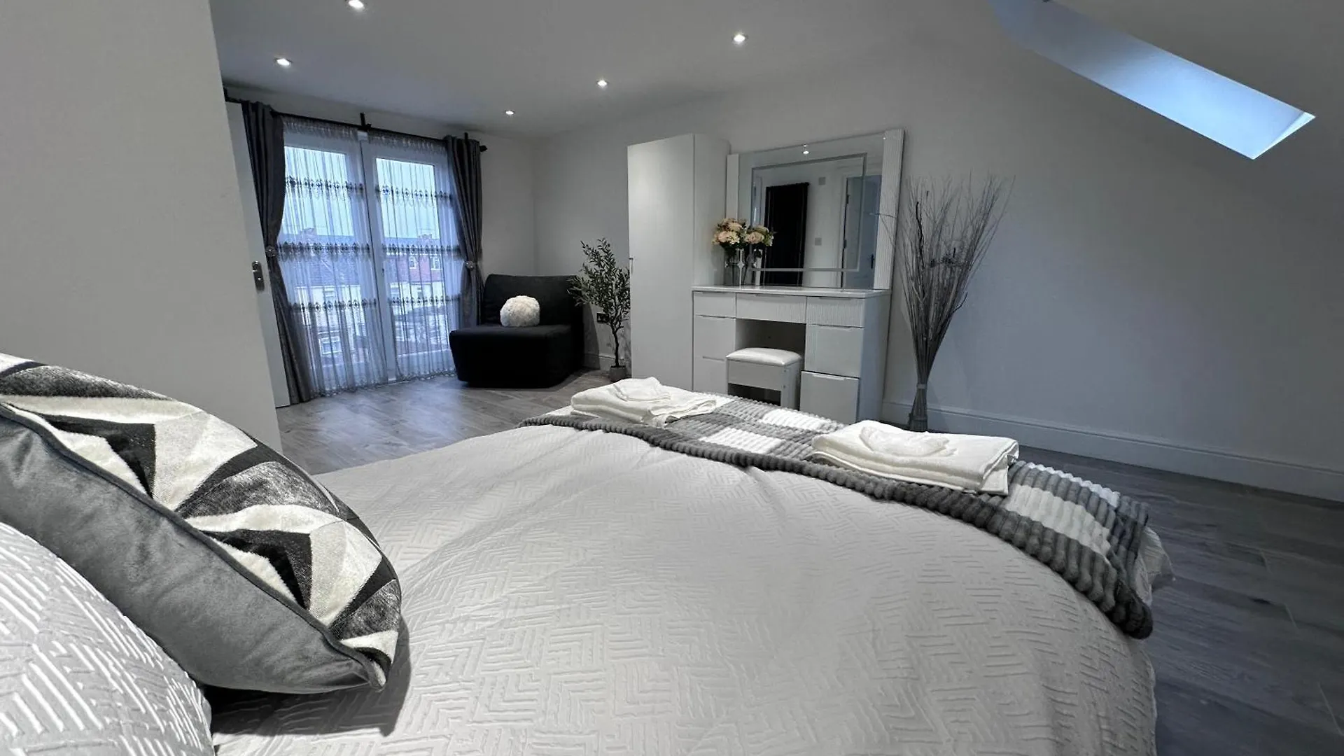 Holiday home Beautiful House Sleeps 10 Guests, London, Near Eastbrook Film Studios, Great Value For Families And Groups Dagenham
