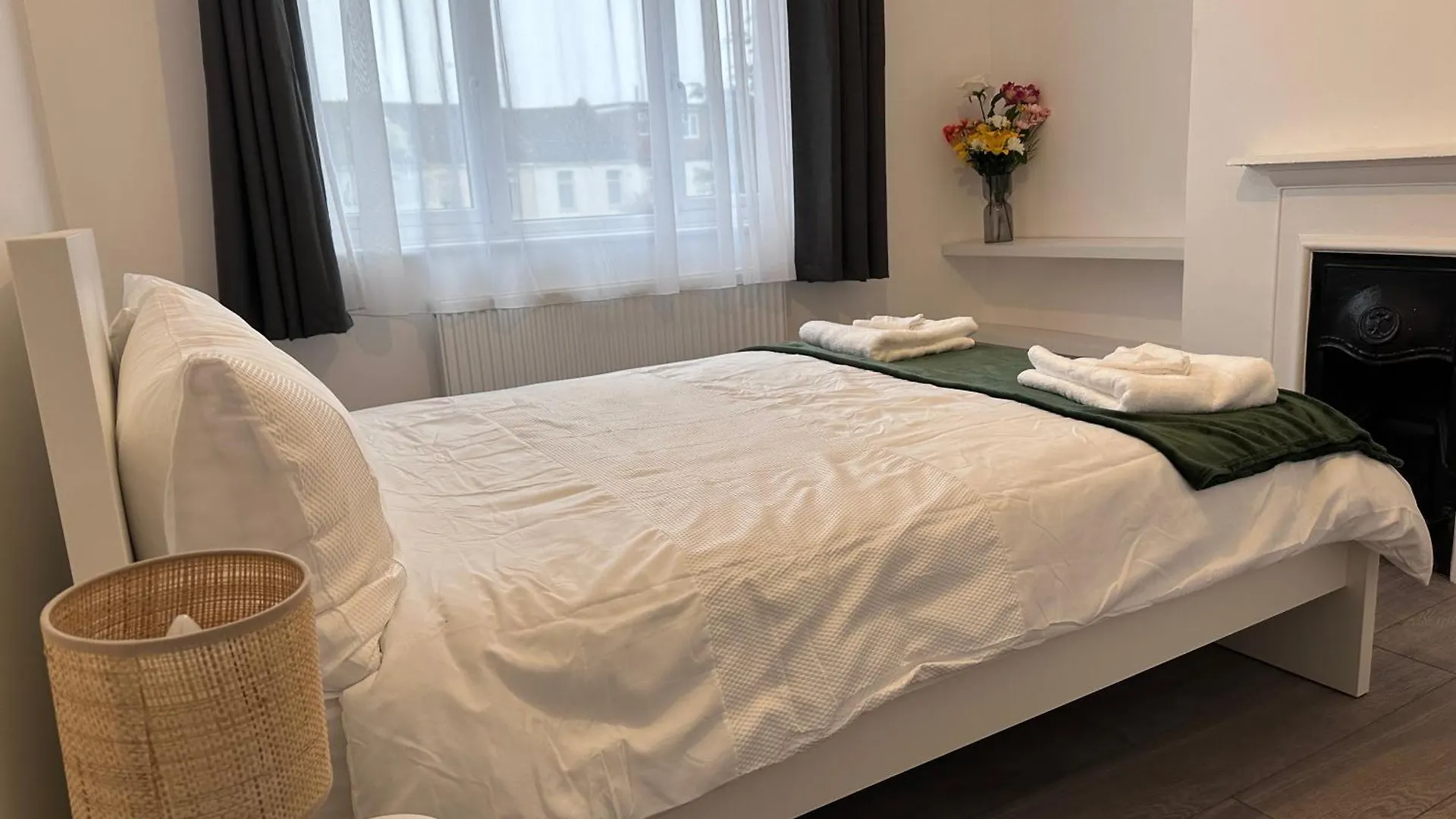 Beautiful House Sleeps 10 Guests, London, Near Eastbrook Film Studios, Great Value For Families And Groups Dagenham 0*,