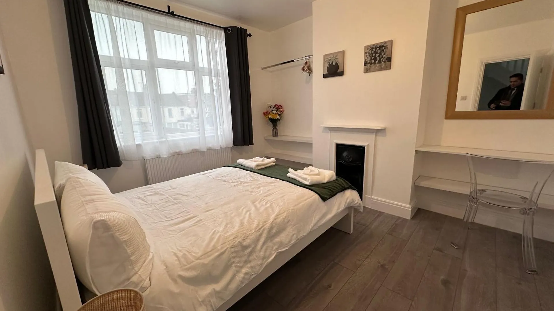 Beautiful House Sleeps 10 Guests, London, Near Eastbrook Film Studios, Great Value For Families And Groups Dagenham