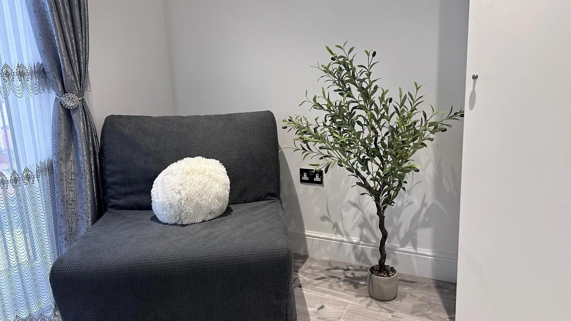 Holiday home Beautiful House Sleeps 10 Guests, London, Near Eastbrook Film Studios, Great Value For Families And Groups Dagenham
