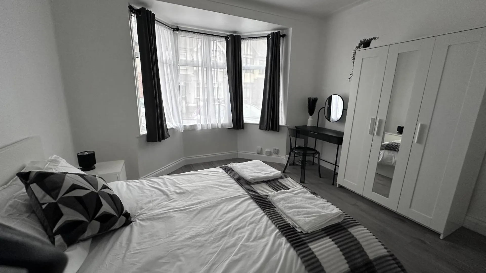 Beautiful House Sleeps 10 Guests, London, Near Eastbrook Film Studios, Great Value For Families And Groups Dagenham Holiday home