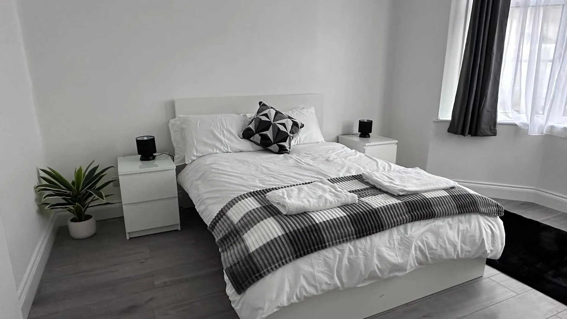 Beautiful House Sleeps 10 Guests, London, Near Eastbrook Film Studios, Great Value For Families And Groups Dagenham United Kingdom