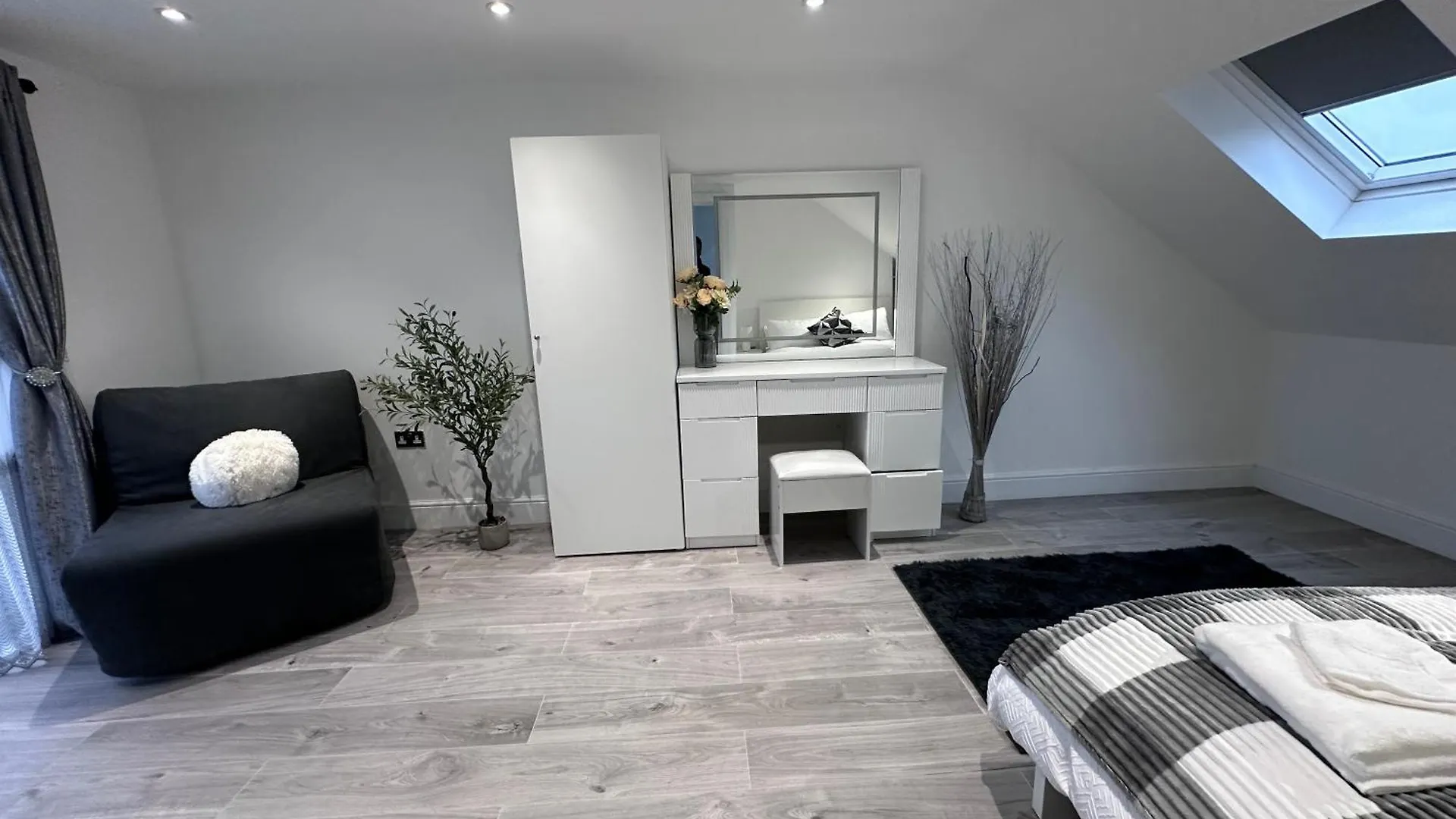 Beautiful House Sleeps 10 Guests, London, Near Eastbrook Film Studios, Great Value For Families And Groups Dagenham 0*,  United Kingdom