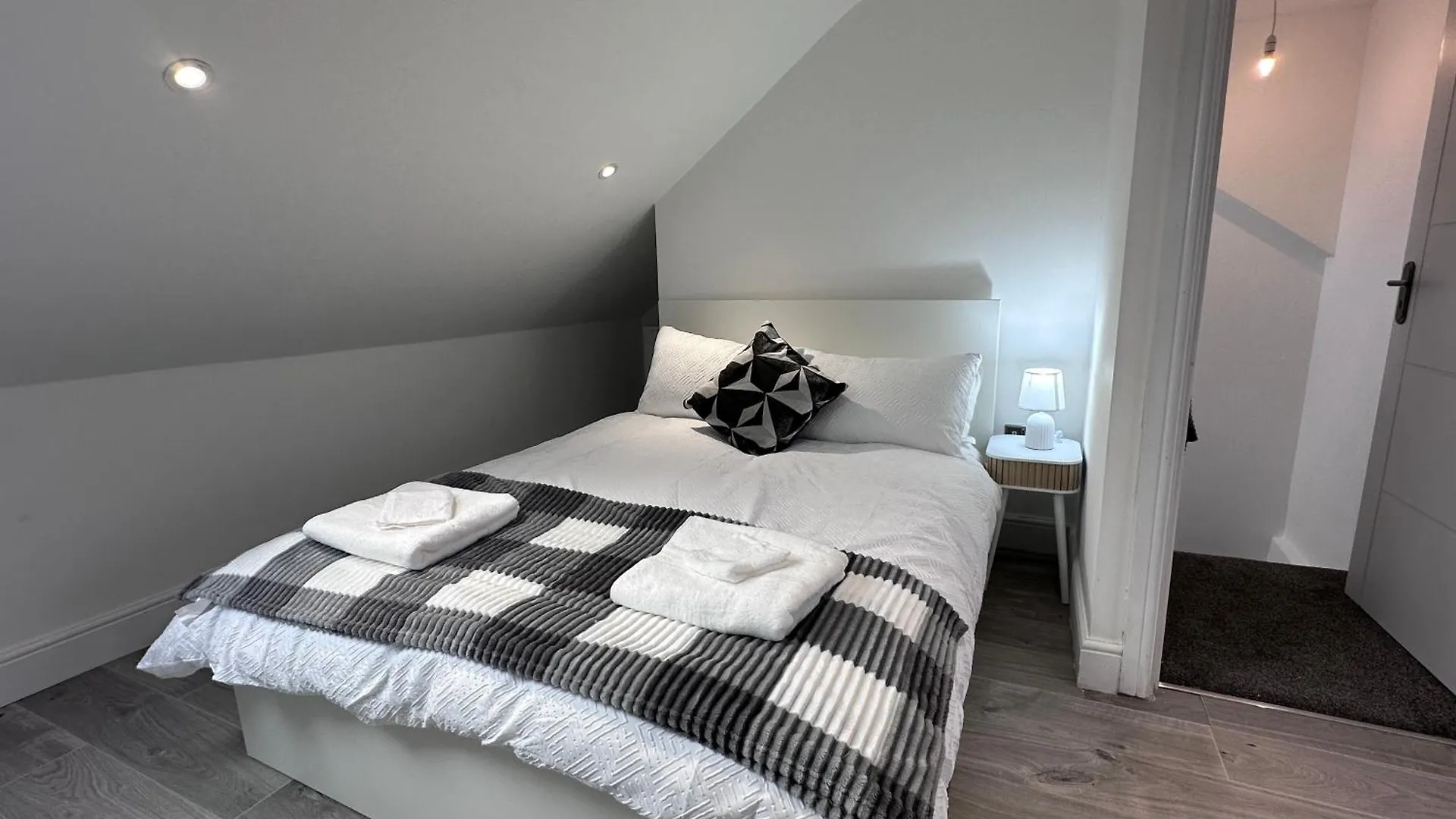 Beautiful House Sleeps 10 Guests, London, Near Eastbrook Film Studios, Great Value For Families And Groups Dagenham